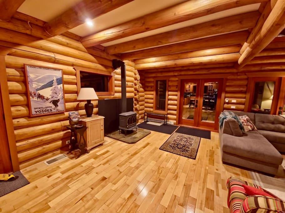 GrizzPaw Lodge - Mountain Resort - 5 Bedroom Chalet - Sleeps 14 People