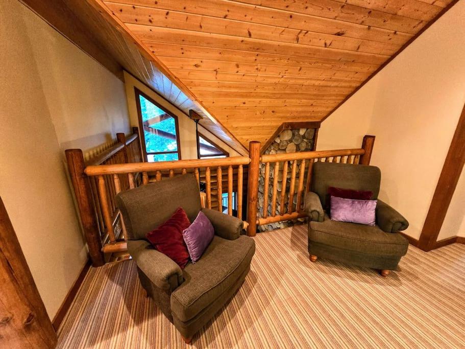 GrizzPaw Lodge - Mountain Resort - 5 Bedroom Chalet - Sleeps 14 People