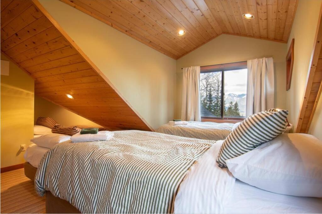 GrizzPaw Lodge - Mountain Resort - 5 Bedroom Chalet - Sleeps 14 People