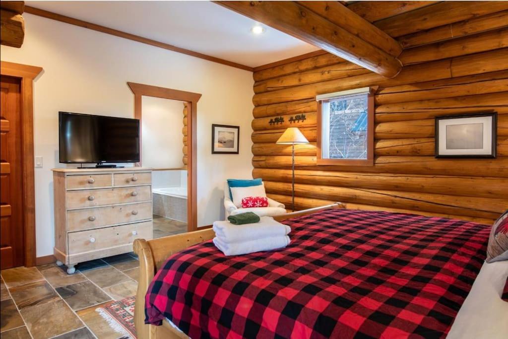 GrizzPaw Lodge - Mountain Resort - 5 Bedroom Chalet - Sleeps 14 People