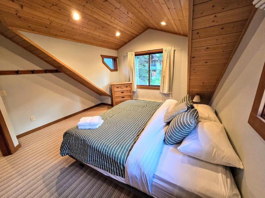 GrizzPaw Lodge - Mountain Resort - 5 Bedroom Chalet - Sleeps 14 People