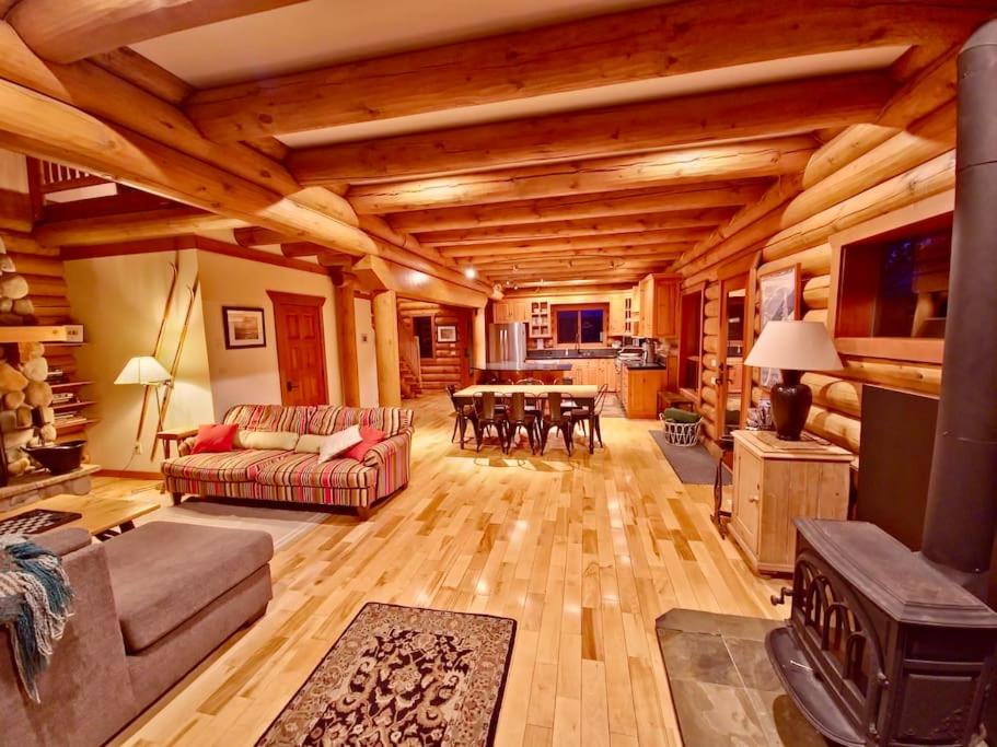 GrizzPaw Lodge - Mountain Resort - 5 Bedroom Chalet - Sleeps 14 People