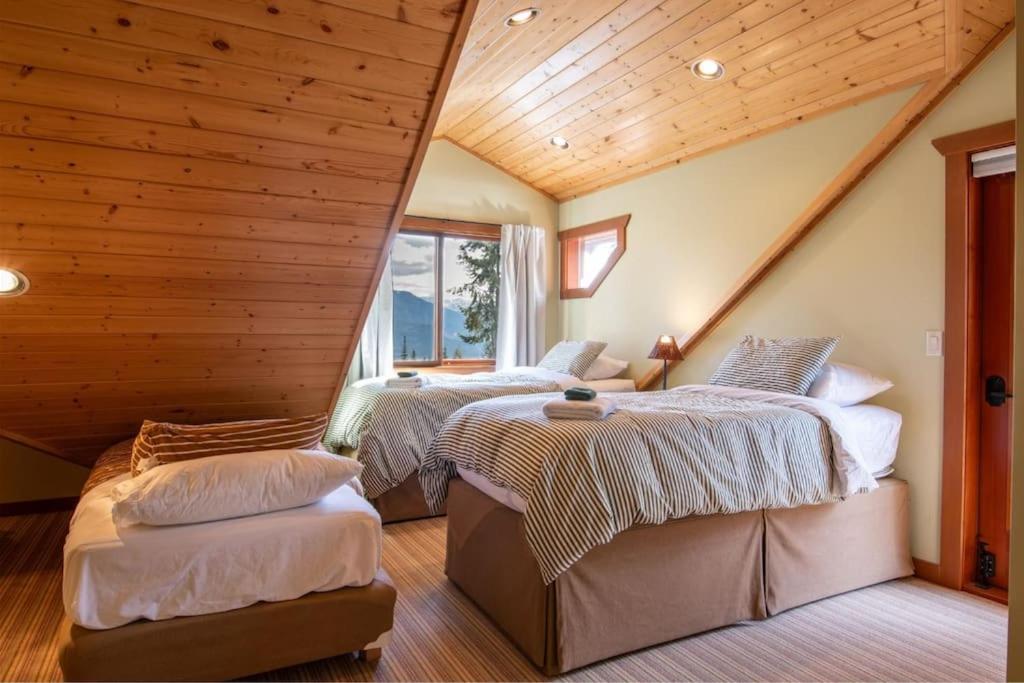 GrizzPaw Lodge - Mountain Resort - 5 Bedroom Chalet - Sleeps 14 People