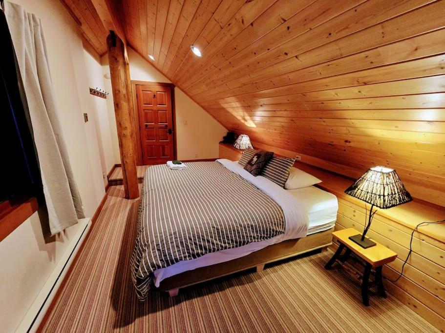 GrizzPaw Lodge - Mountain Resort - 5 Bedroom Chalet - Sleeps 14 People