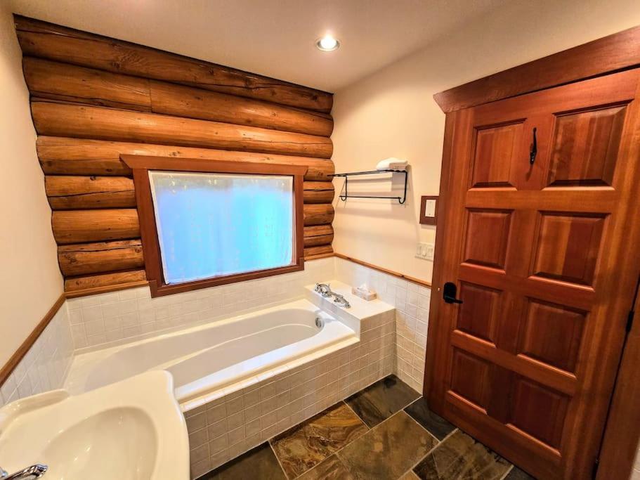 GrizzPaw Lodge - Mountain Resort - 5 Bedroom Chalet - Sleeps 14 People