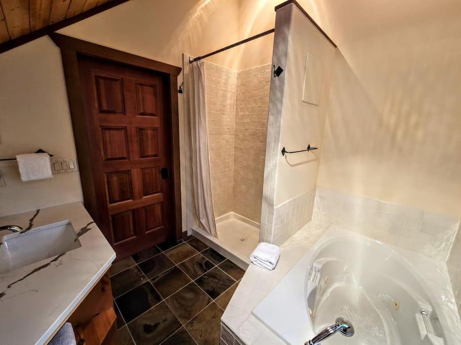 GrizzPaw Lodge - Mountain Resort - 5 Bedroom Chalet - Sleeps 14 People