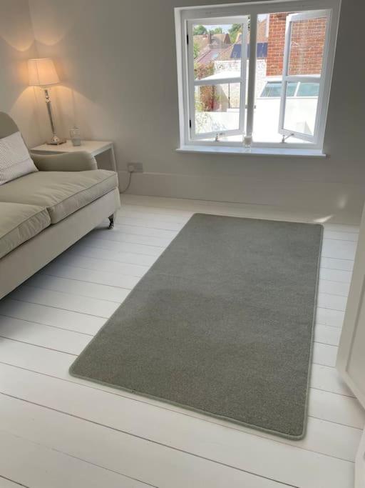Double-Bed Bedroom, Living Room and Kitchenette, private Bathroom and Utility Room available at Willow House, Shepperton view 3