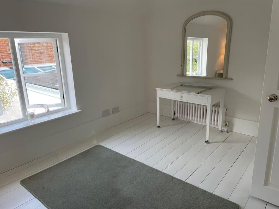 Double-Bed Bedroom, Living Room and Kitchenette, private Bathroom and Utility Room available at Willow House, Shepperton view 4