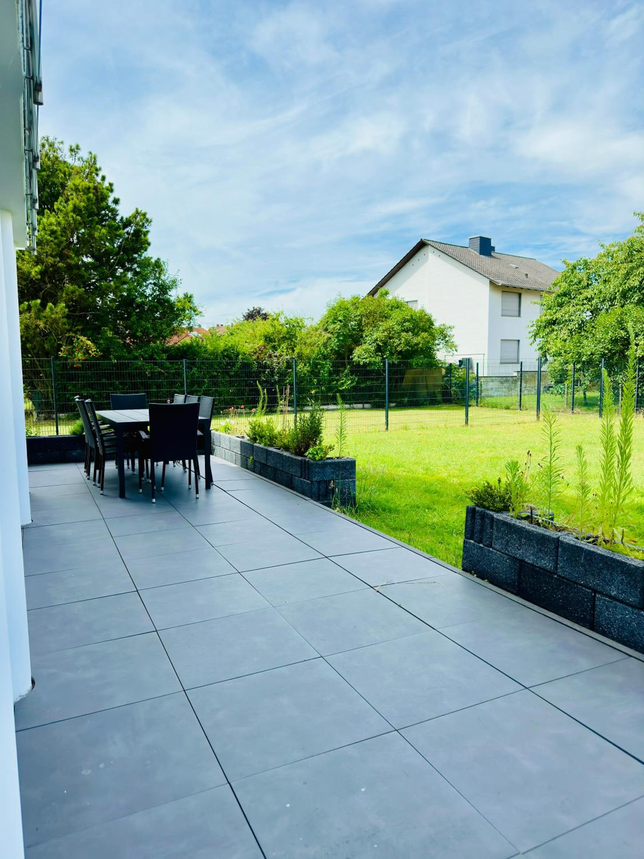 Moderne Wohnung mit Vollausstattung und Terrasse I Parkplatz I 3 Schlafzimmer I 8 Schlafplätze