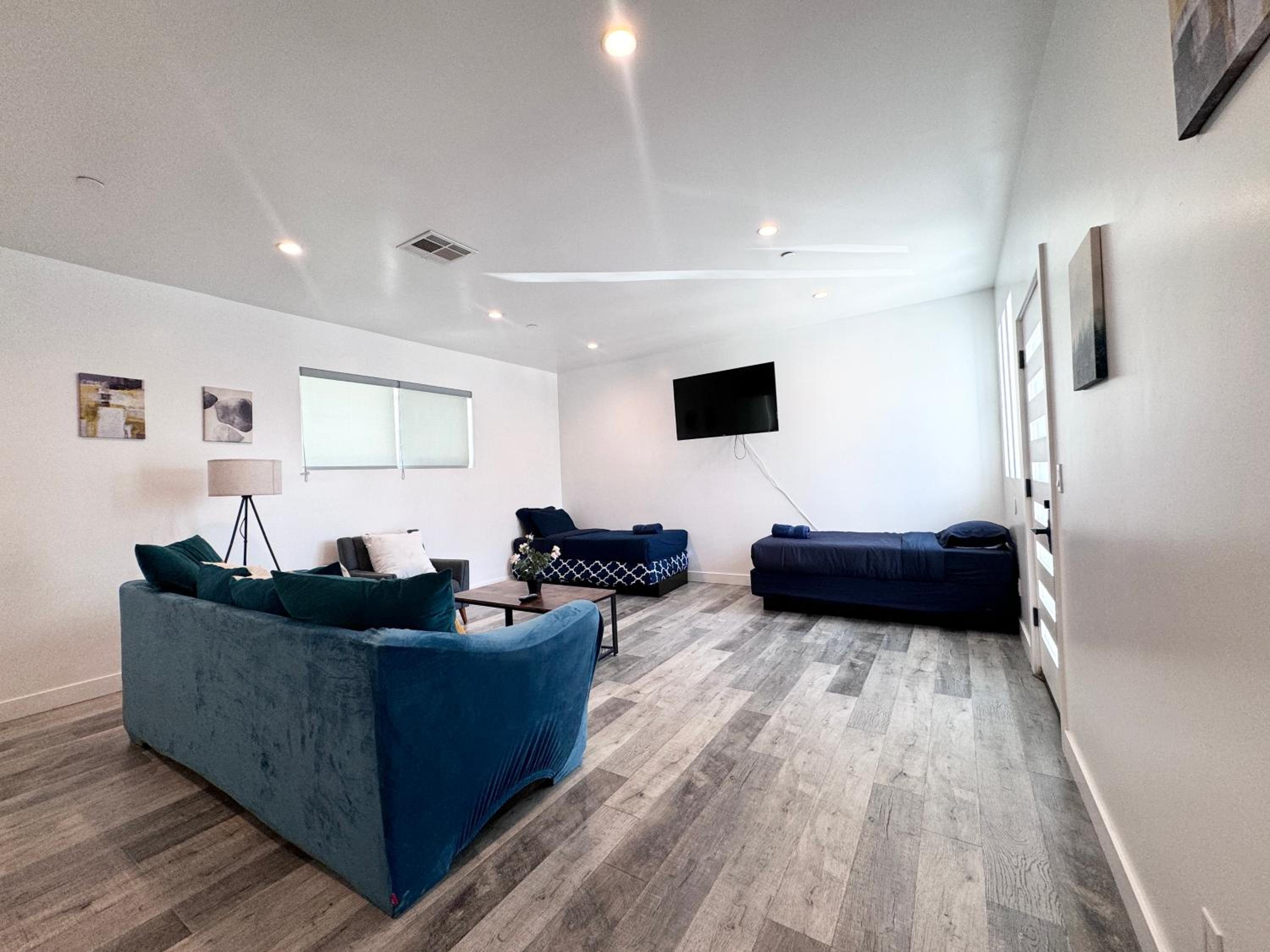 Cheerful 4BR home with parking in East Hollywood