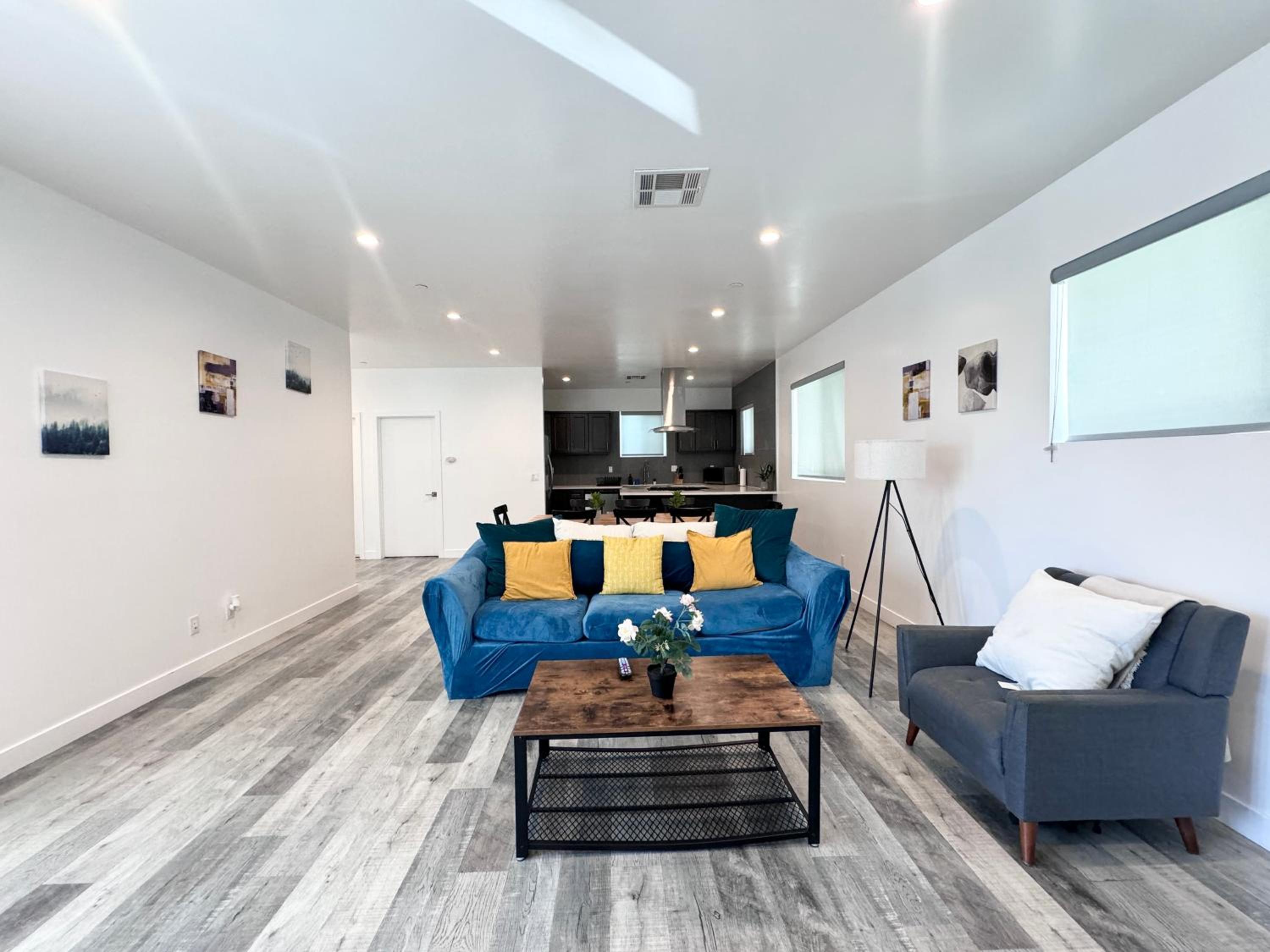 Cheerful 4BR home with parking in East Hollywood - Image 3
