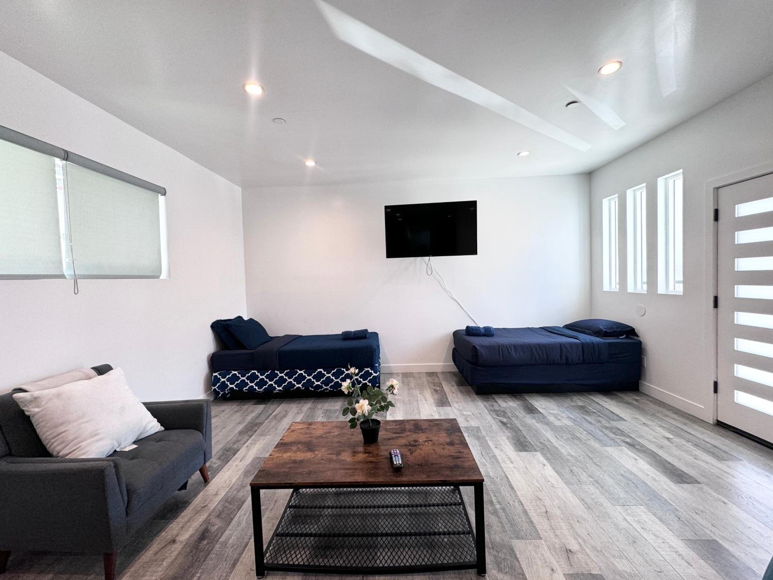 Cheerful 4BR home with parking in East Hollywood - Image 5