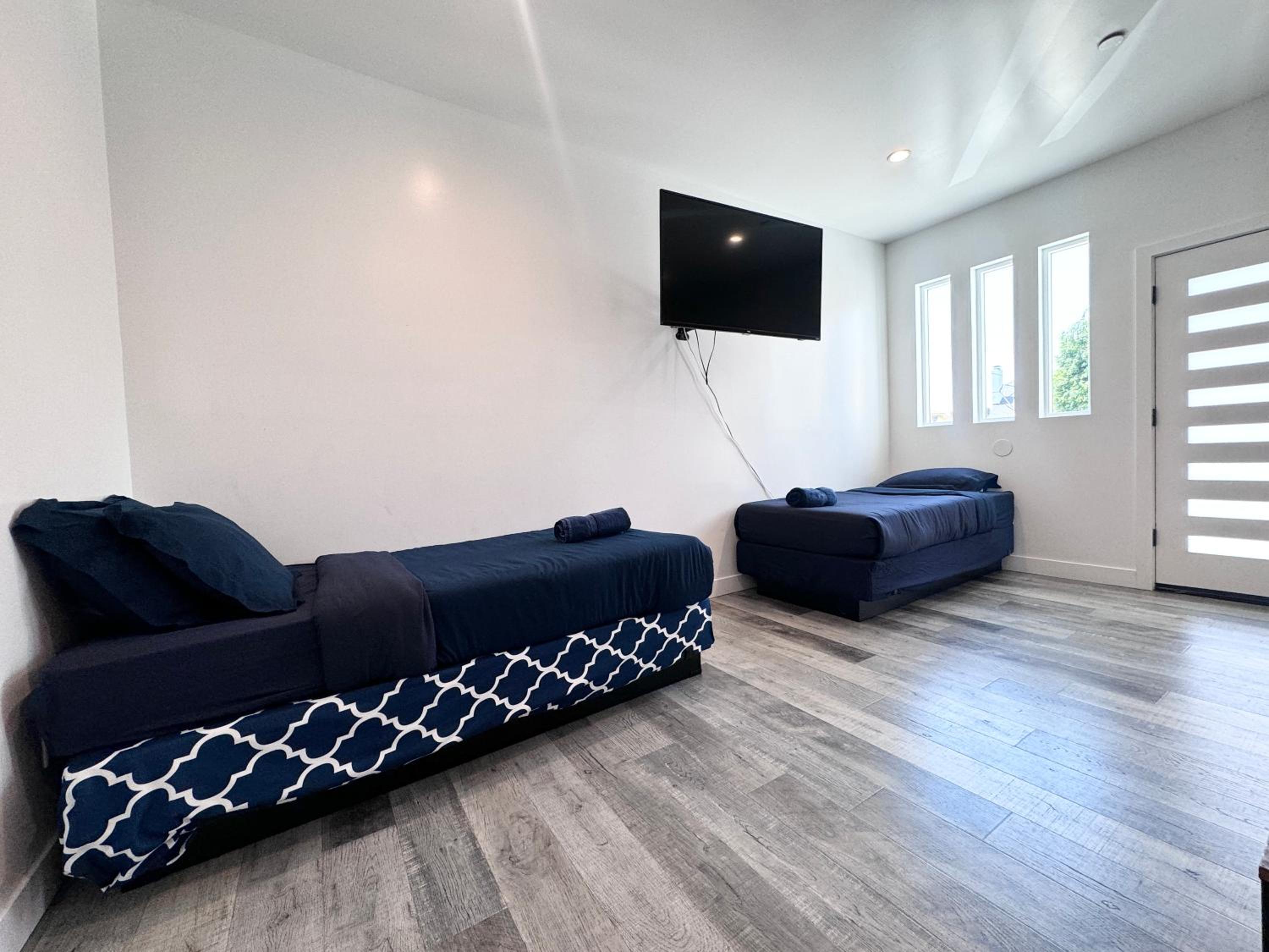 Cheerful 4BR home with parking in East Hollywood