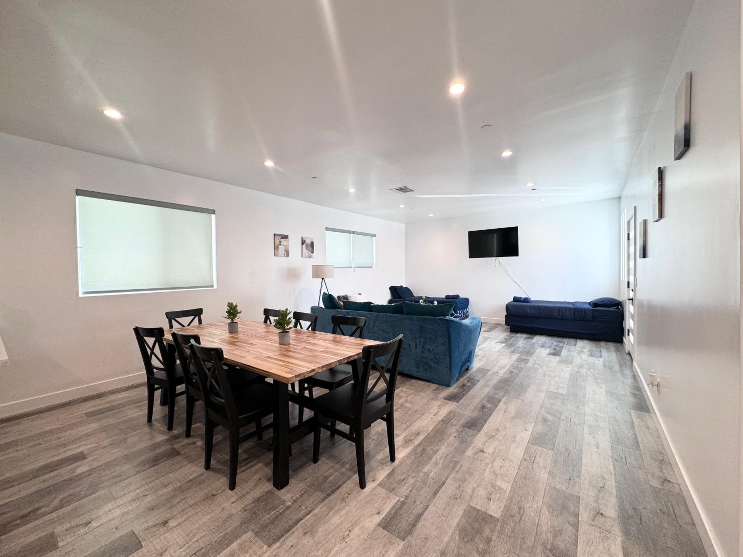 Cheerful 4BR home with parking in East Hollywood - Image 4