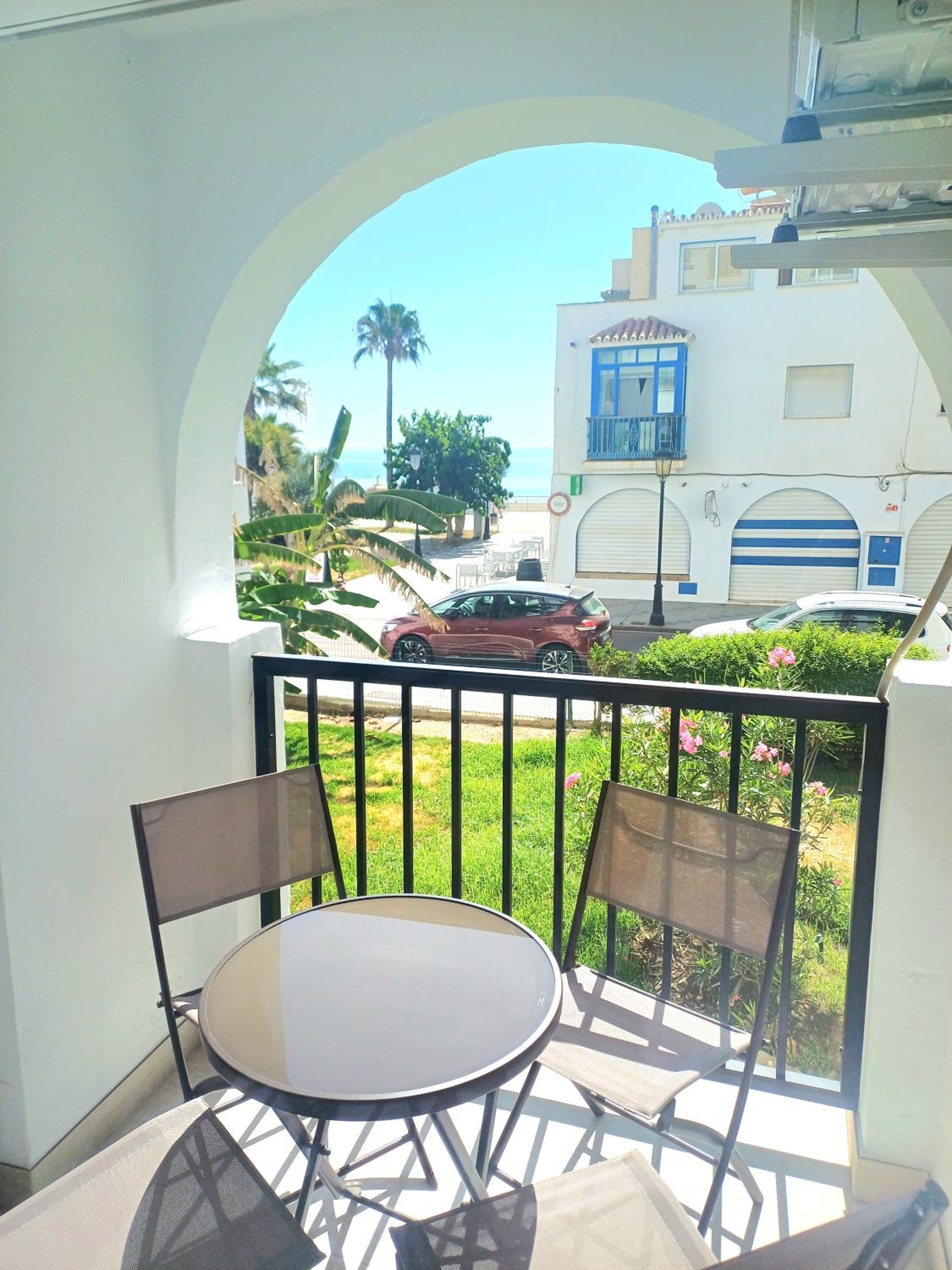 Beautiful Beachfront 2 BR Apt I Garage I 30 m to Beach I Swimming Pool I Fast Wifi
