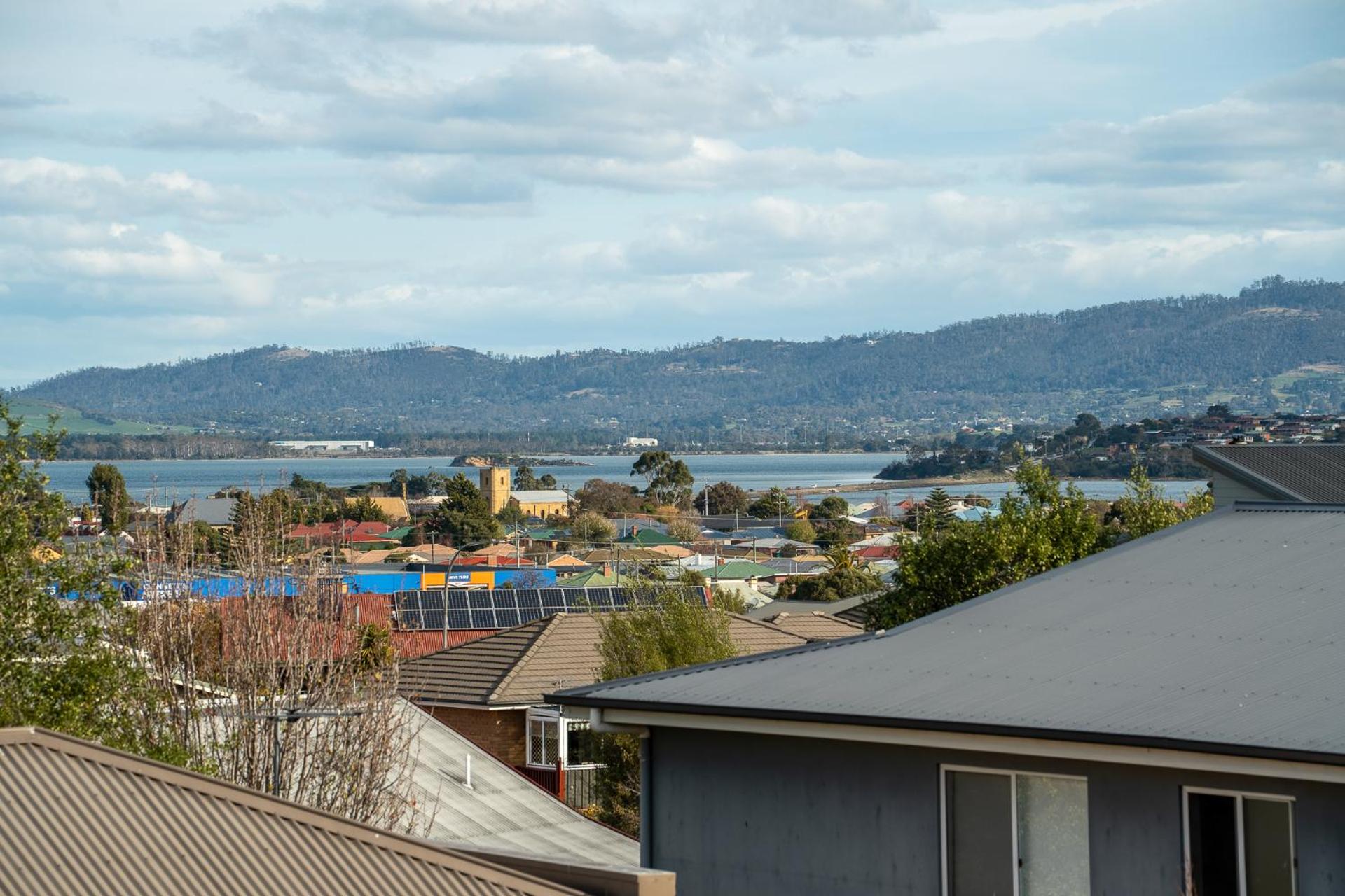 Hobart Luxury Family Home with Spa & Fire Pit, Sleeps 8