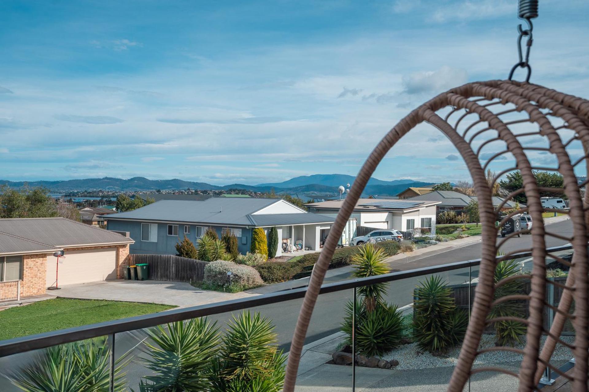 Hobart Luxury Family Home with Spa & Fire Pit, Sleeps 8