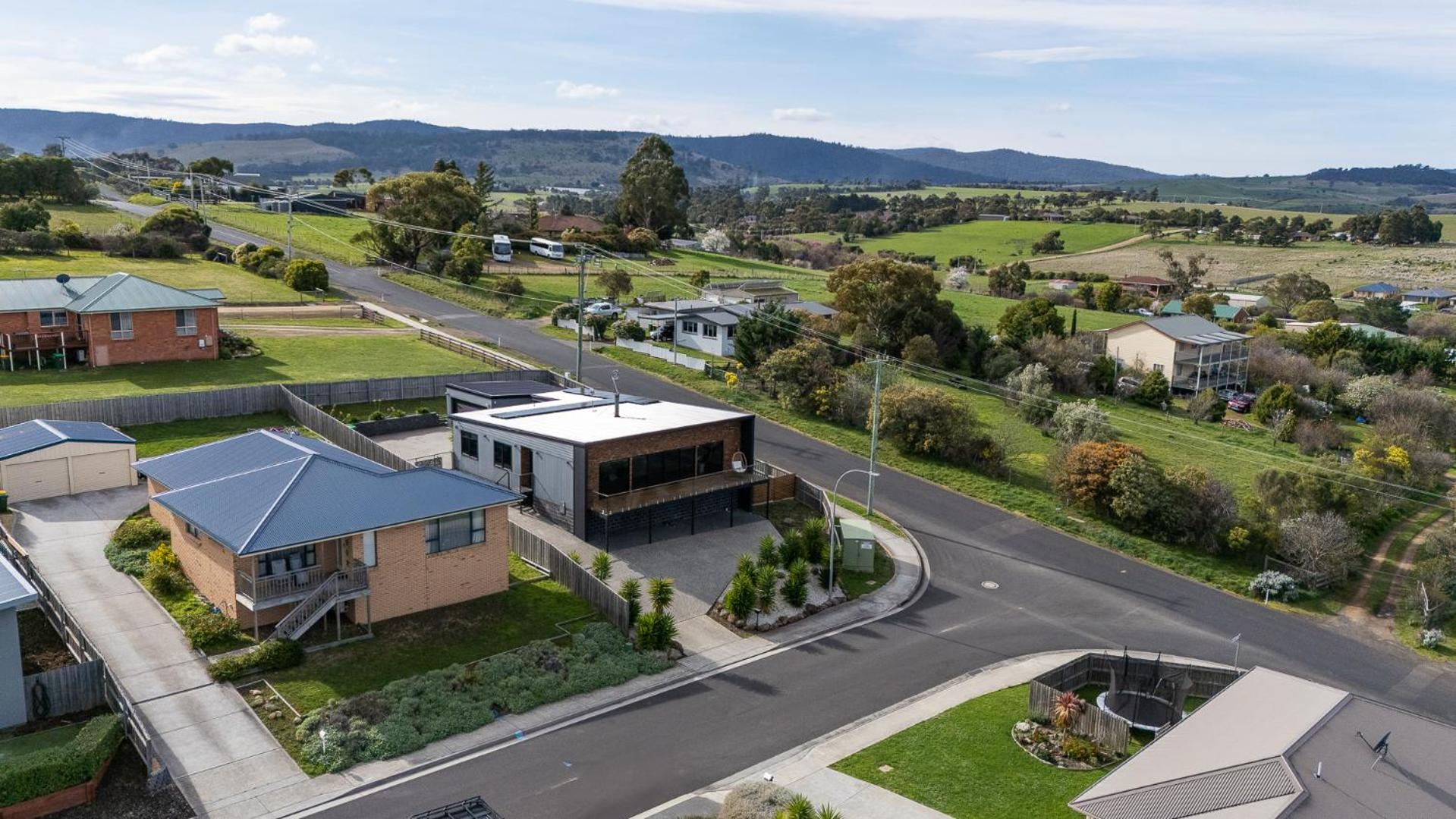Hobart Luxury Family Home with Spa & Fire Pit, Sleeps 8