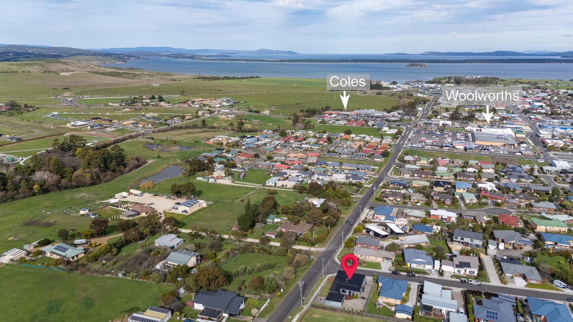 Hobart Luxury Family Home with Spa & Fire Pit, Sleeps 8
