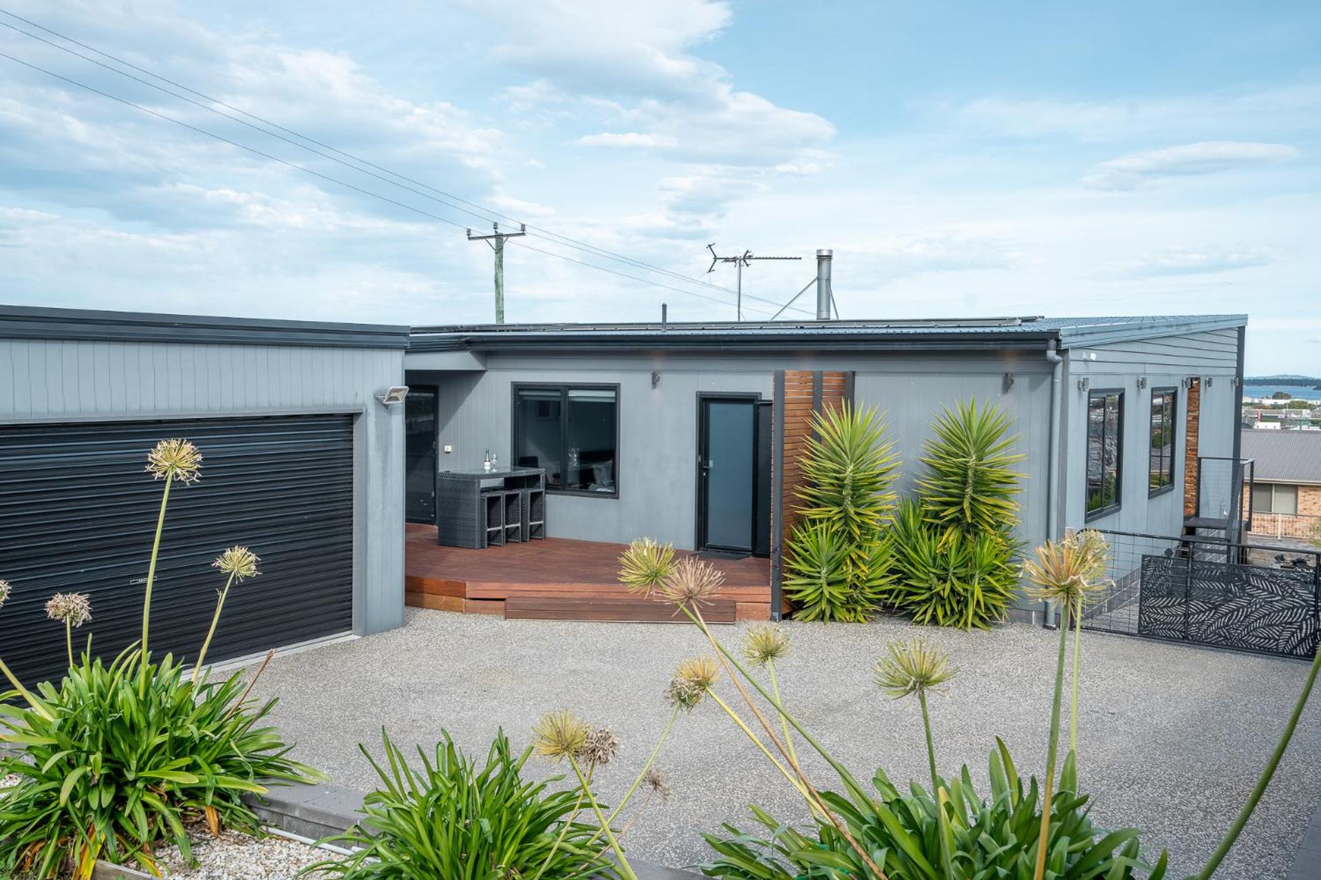 Hobart Luxury Family Home with Spa & Fire Pit, Sleeps 8