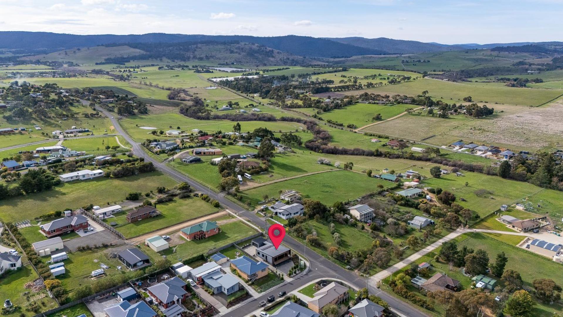 Hobart Luxury Family Home with Spa & Fire Pit, Sleeps 8