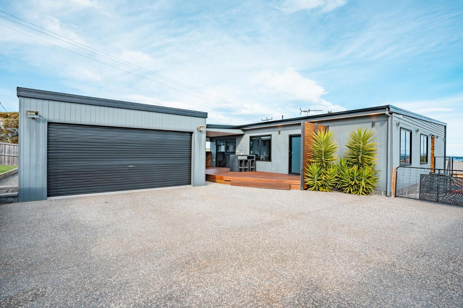Hobart Luxury Family Home with Spa & Fire Pit, Sleeps 8