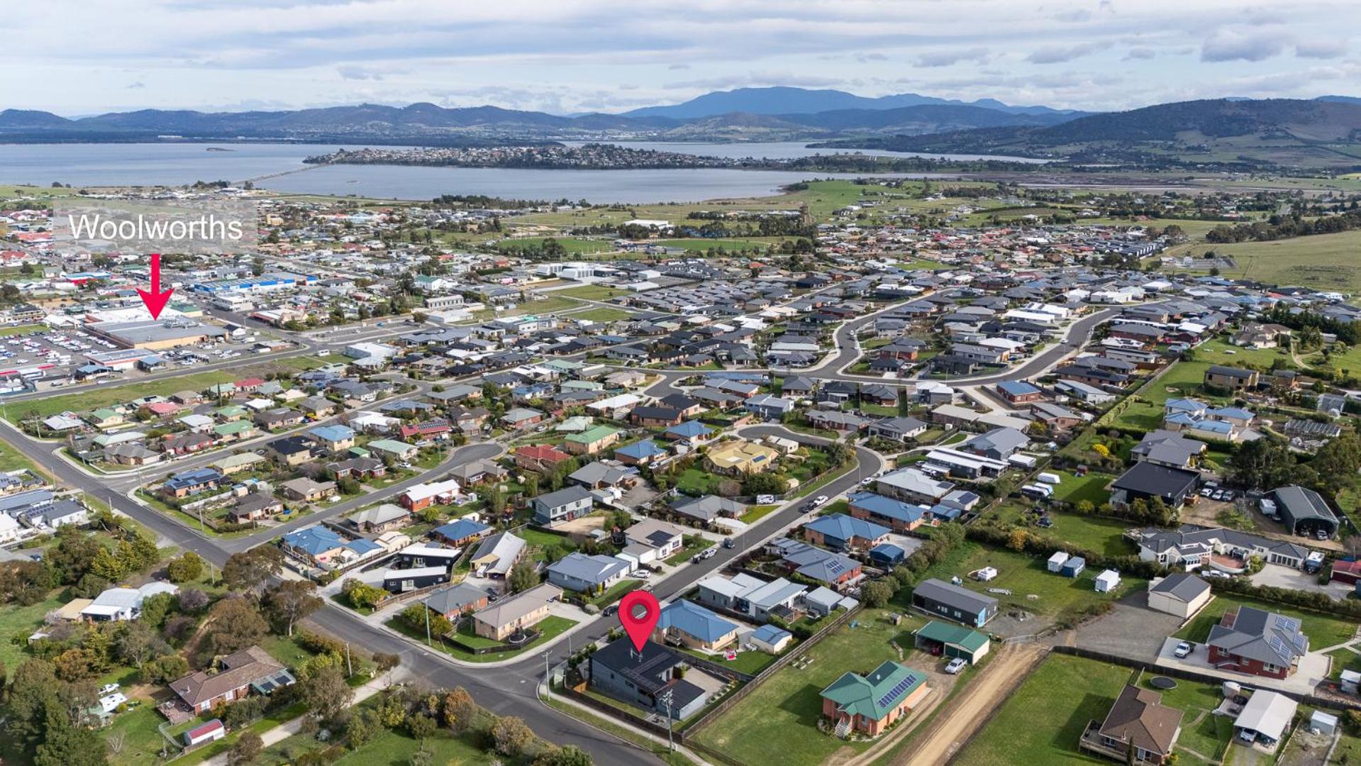 Hobart Luxury Family Home with Spa & Fire Pit, Sleeps 8