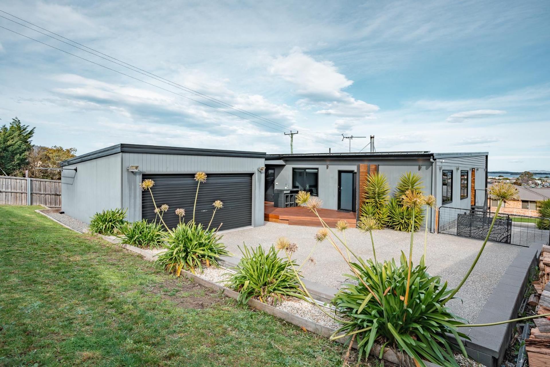 Hobart Luxury Family Home with Spa & Fire Pit, Sleeps 8
