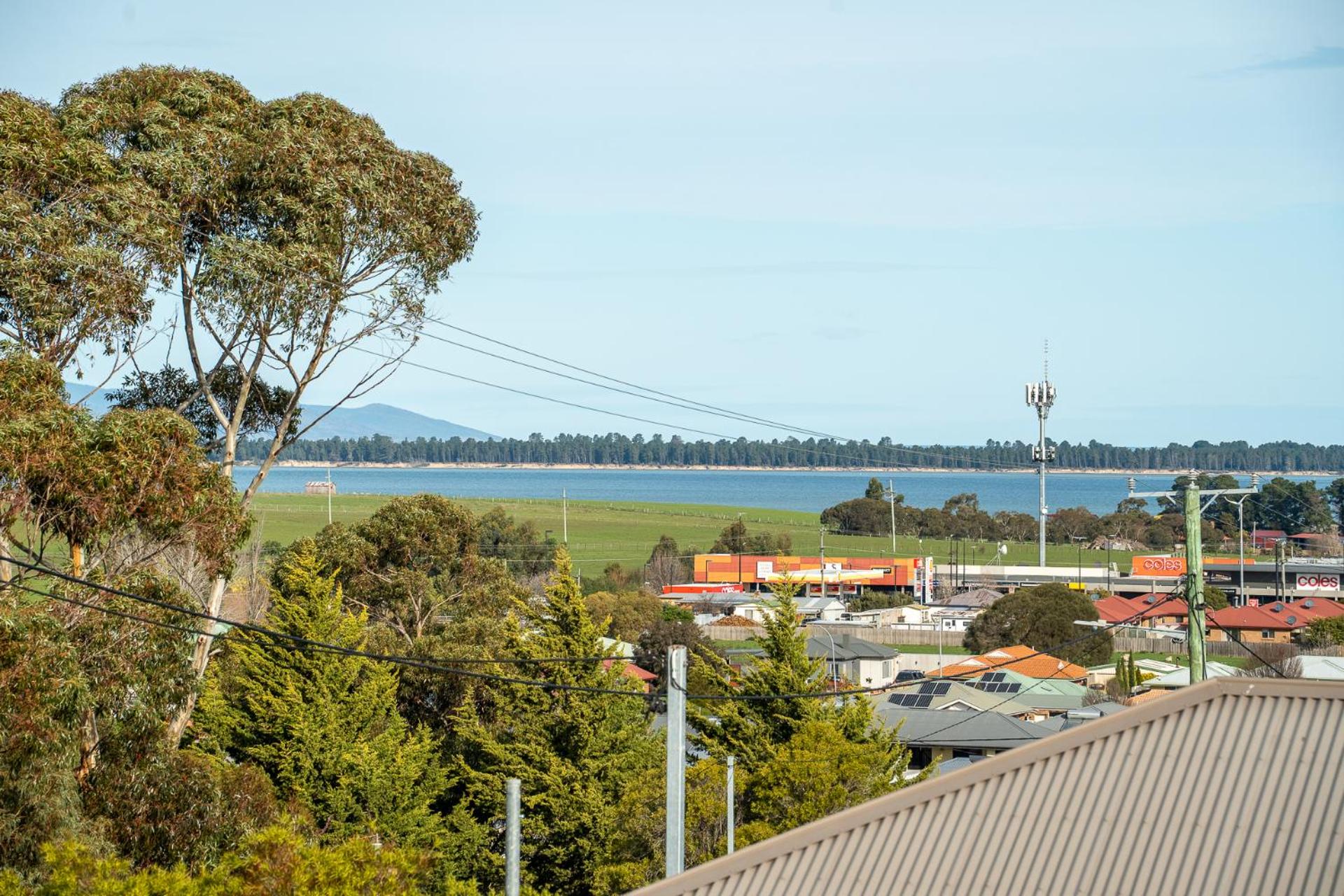 Hobart Luxury Family Home with Spa & Fire Pit, Sleeps 8
