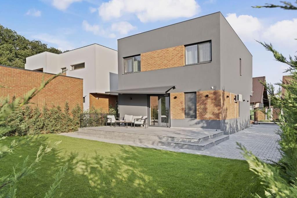 VILLA THERME - Luxurious Villa near Therme SPA & Airport view 4