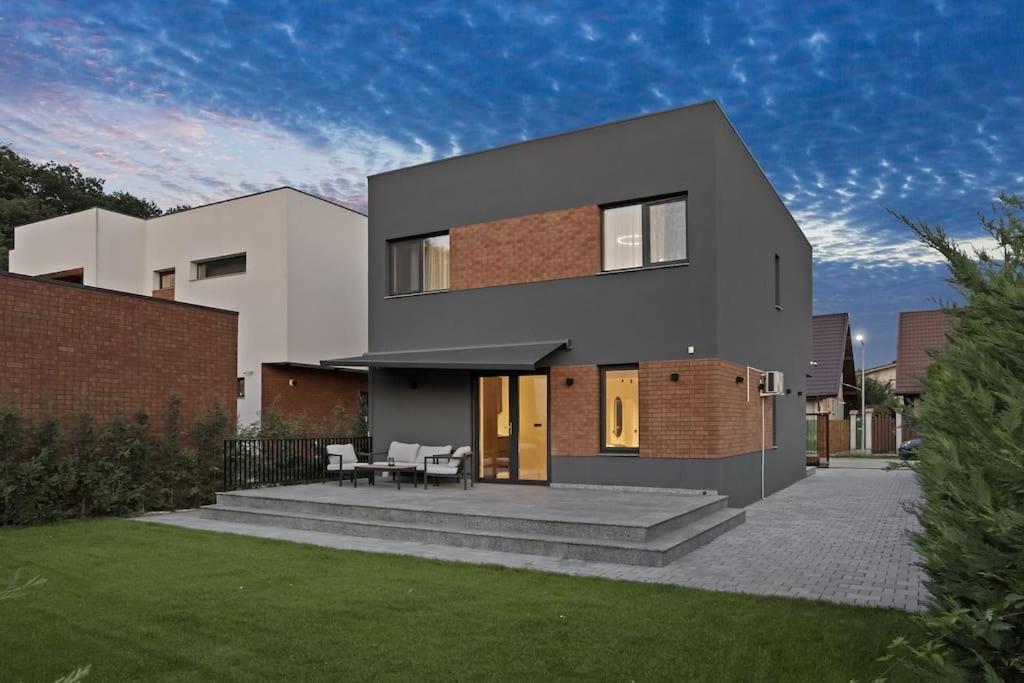 VILLA THERME - Luxurious Villa near Therme SPA & Airport view 3