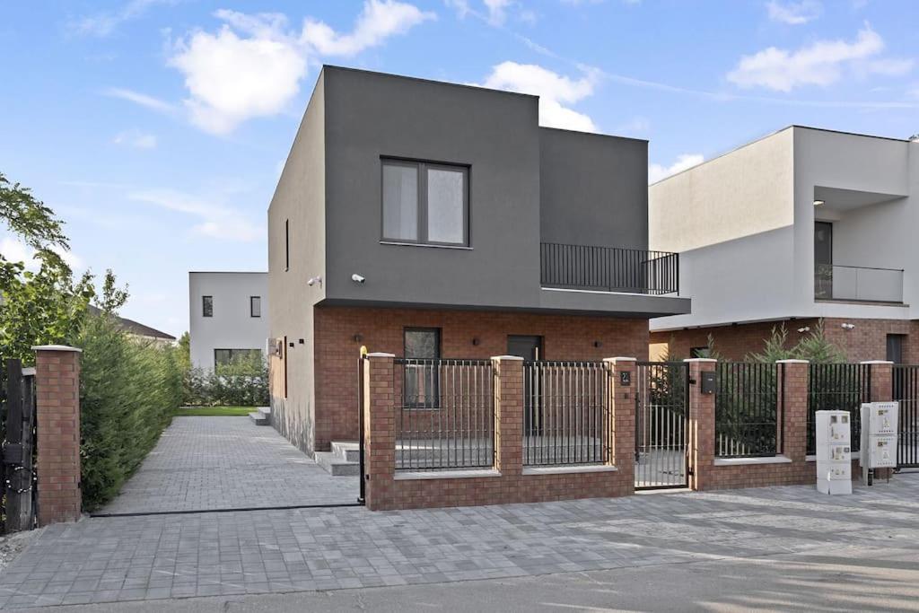 VILLA THERME - Luxurious Villa near Therme SPA & Airport view 2