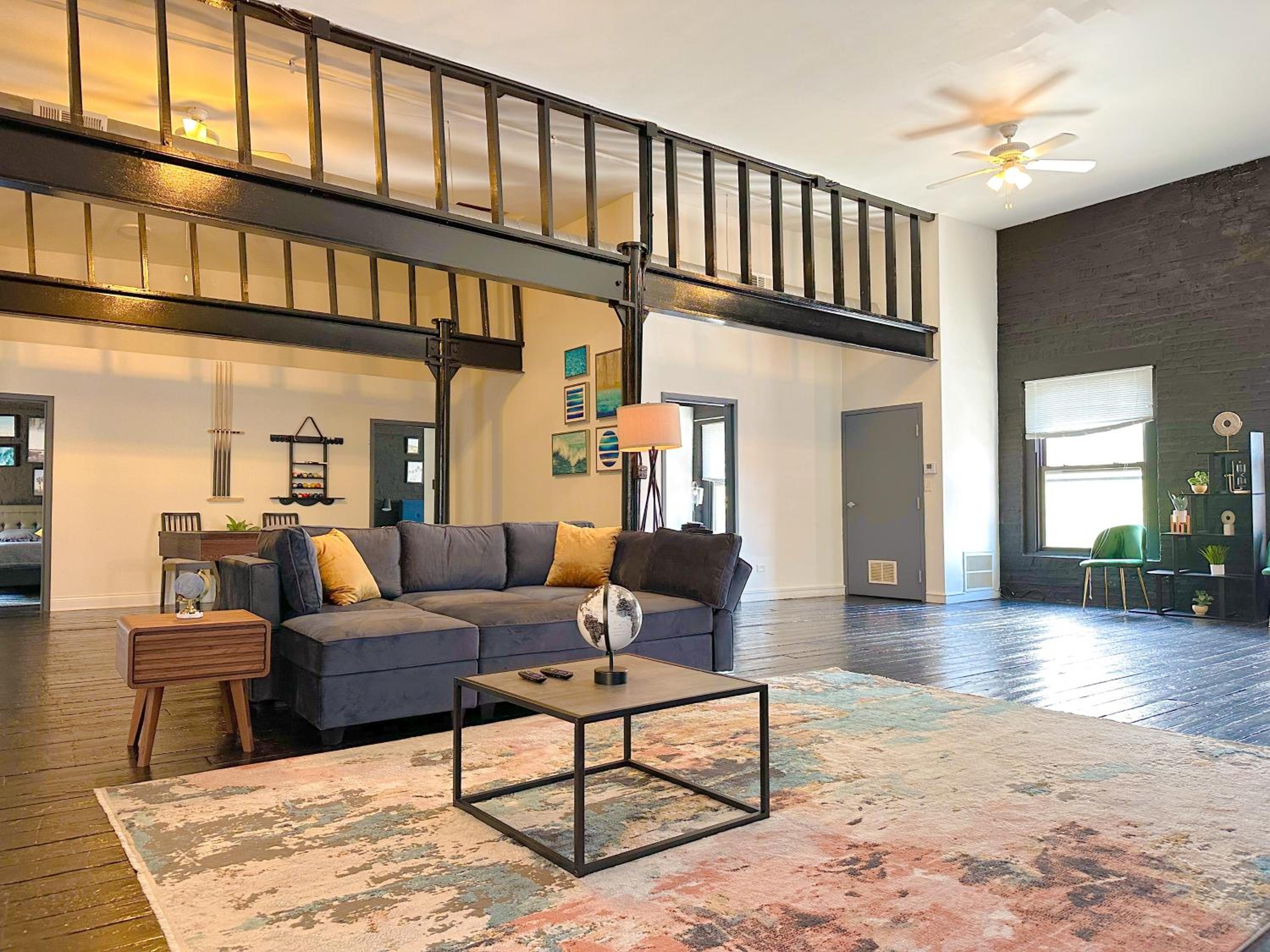 Luxury 5BR South Loop Suite with Pool Table and Optional Parking Near McCormick Place, Field Museum and Soldier Field photo 4