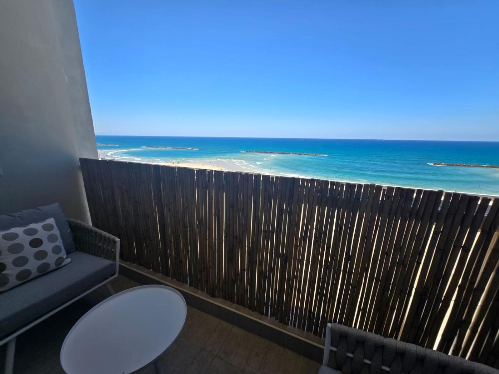 Blue Sea 2BR in front of the beach by HolyGuest view 4
