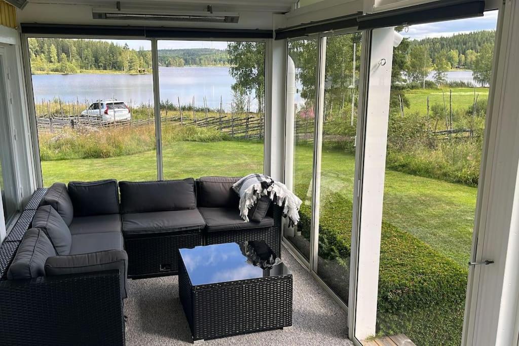 Tranquil Lakeside Cottage Retreat i Garpenberg