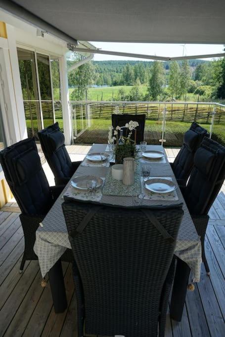 Tranquil Lakeside Cottage Retreat i Garpenberg