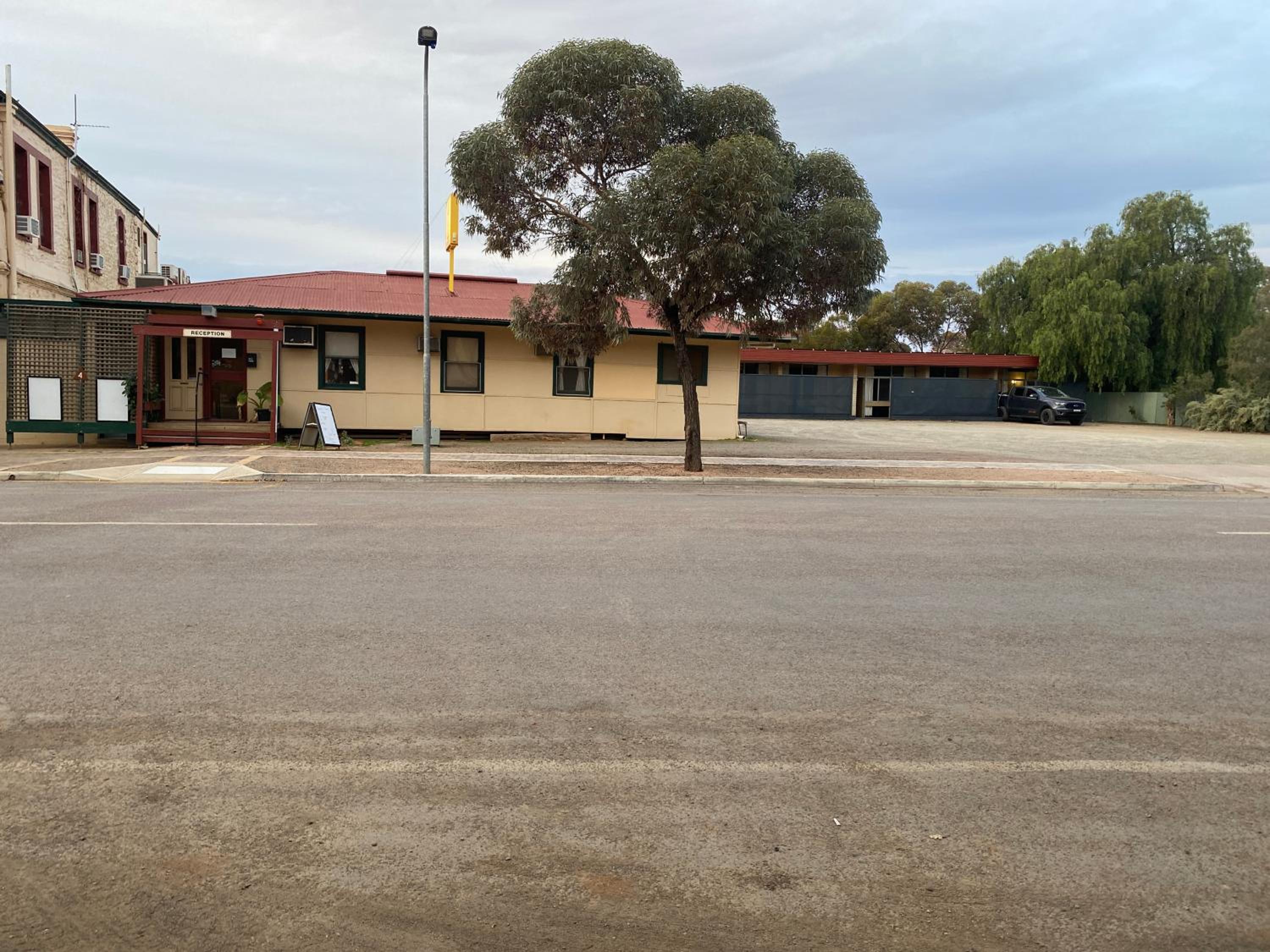 Hawker Hotel Motel