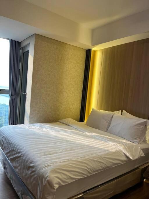 Shanghai Room Gold coast studio netflix sofabed view 5