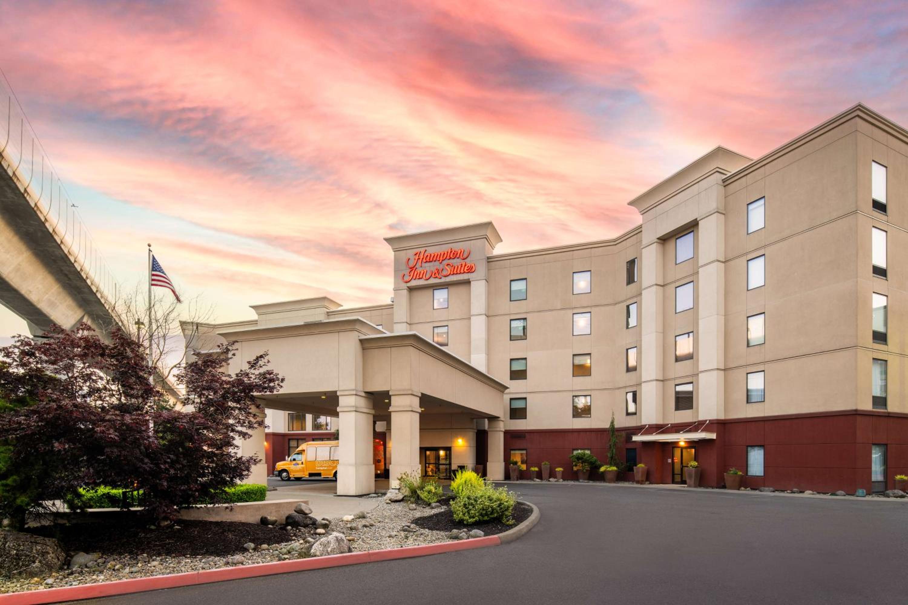 Hotel Hampton Inn and Suites Seattle - Airport / 28th Avenue - Image 1