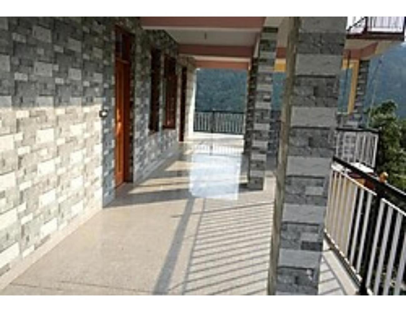 Hotel Morya, Kareri