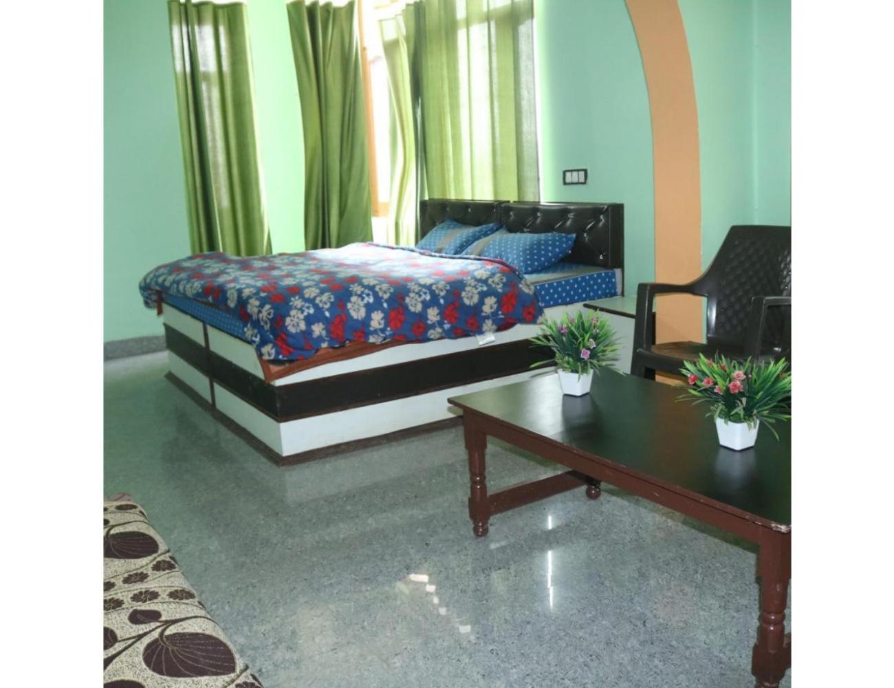 Hotel Morya, Kareri