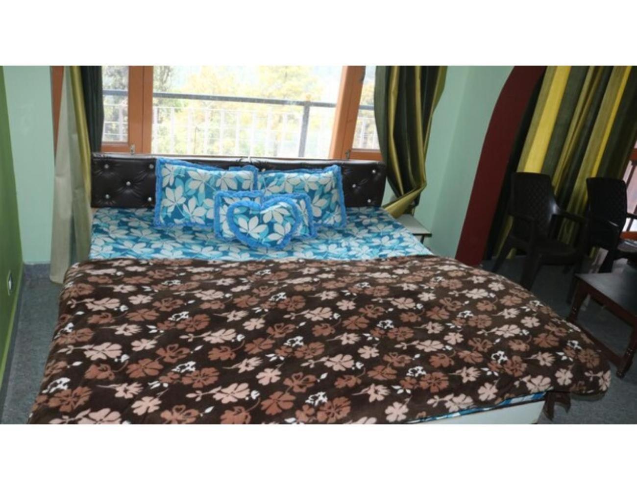 Hotel Morya, Kareri