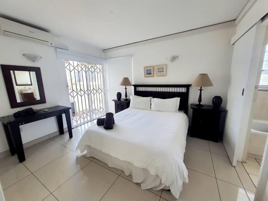 12 Glitter Bay 3 bedroom beach front sea view apartment view 2