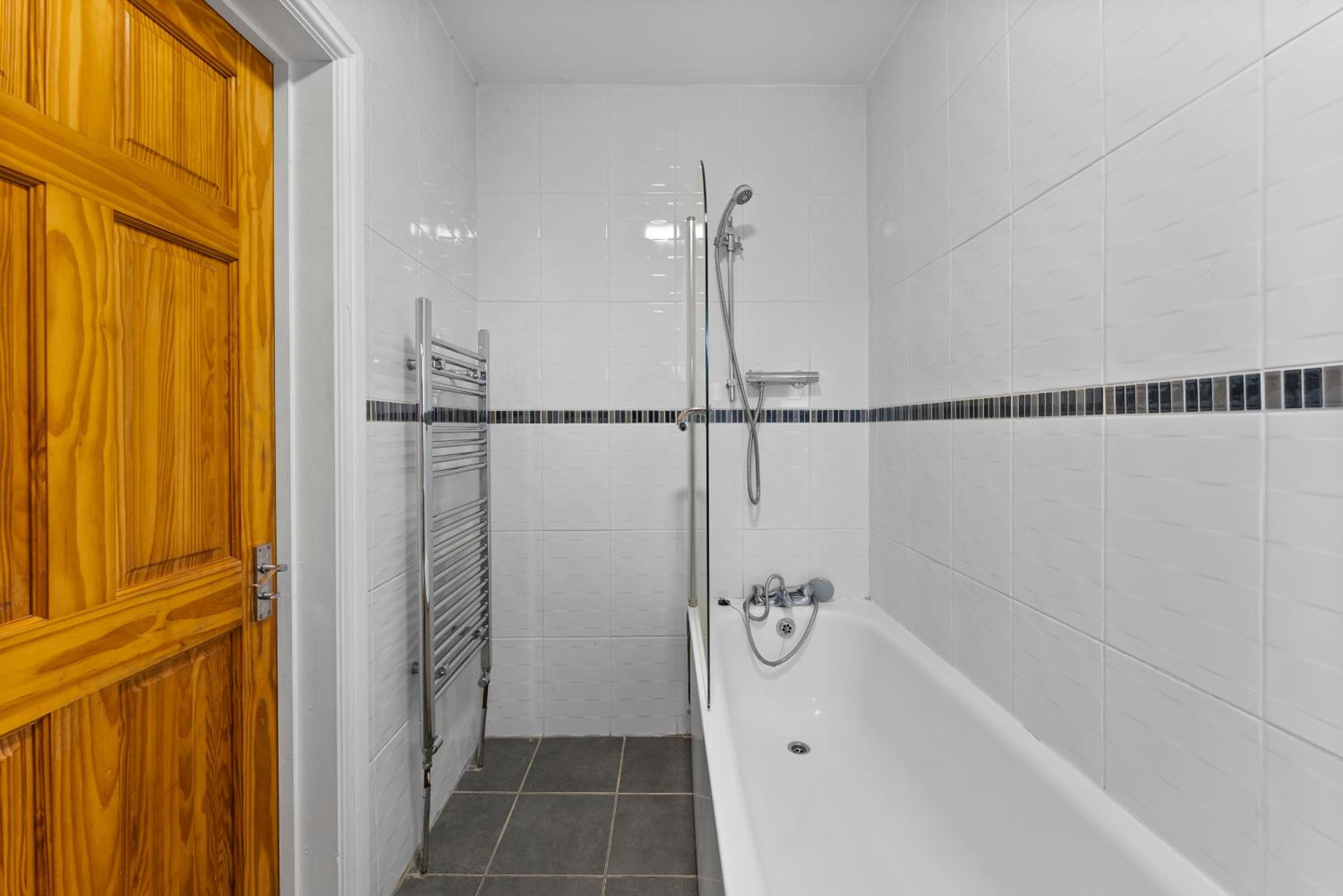 Charming 3 bedroom house in the heart of Windsor 4