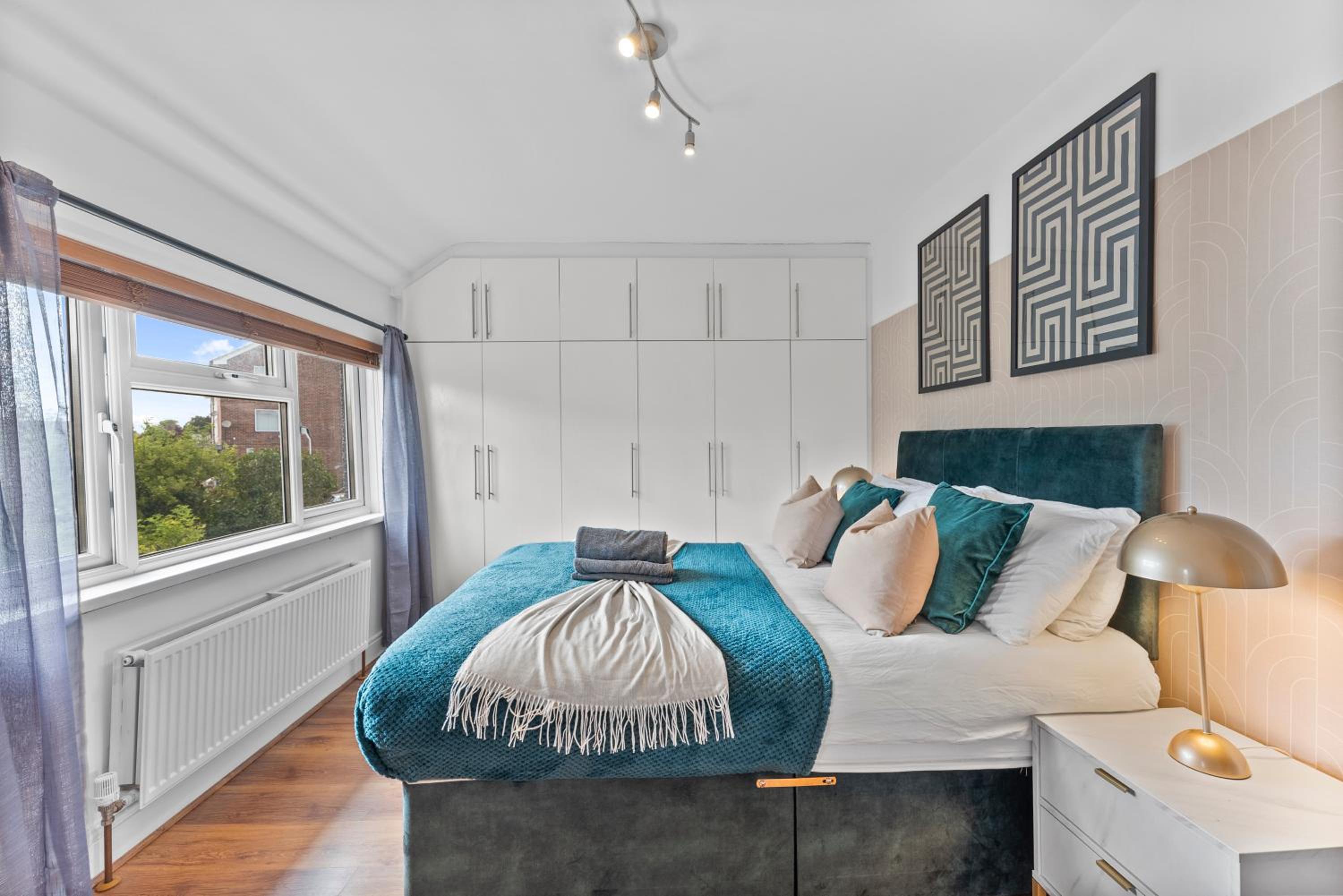 Charming 3 bedroom house in the heart of Windsor 2