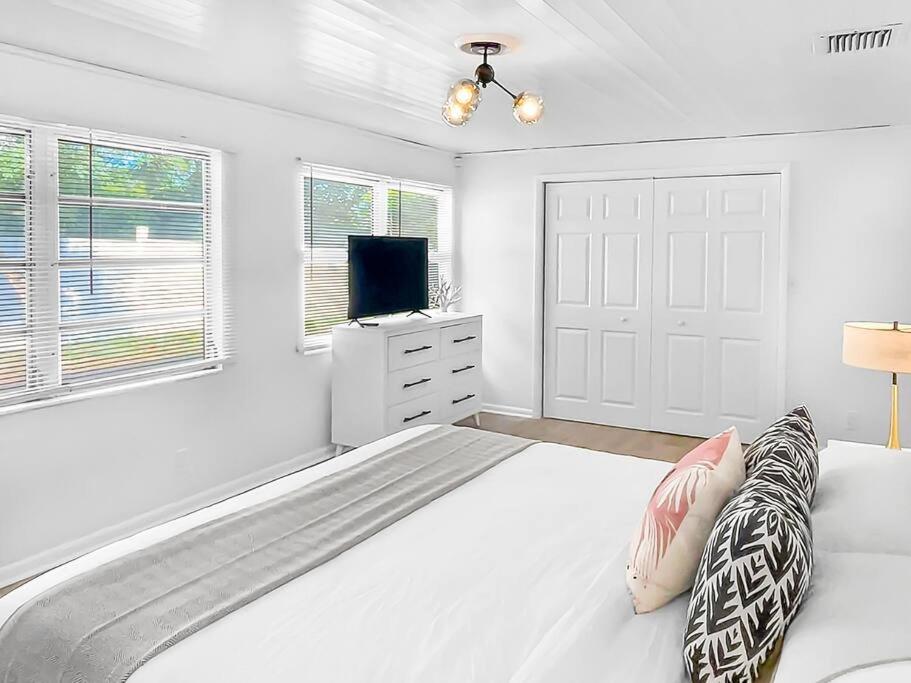 Charming 2br 2ba Beach Bungalow view 4