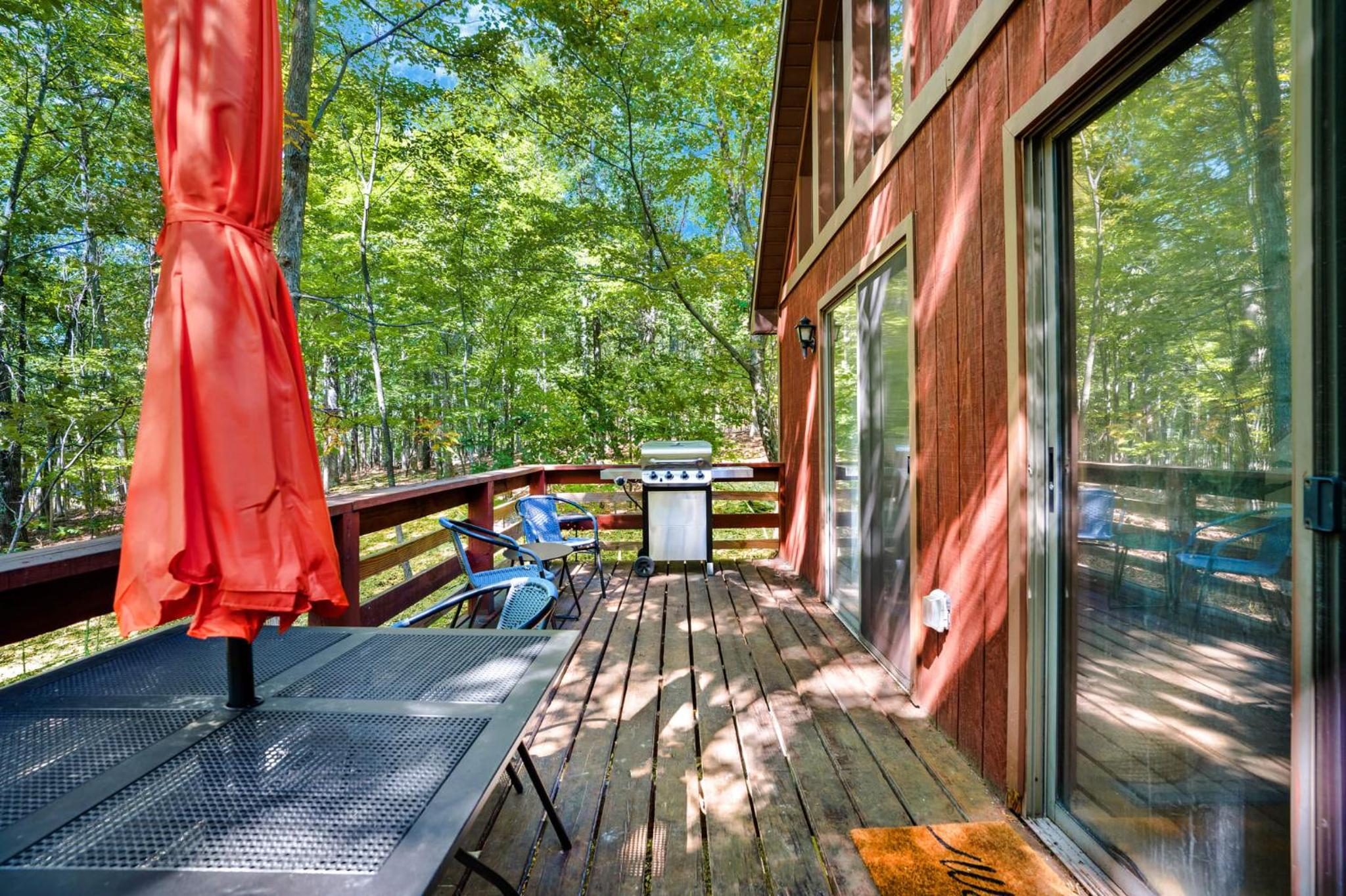 Hotel Cozy Cabin w Hot Tub, Deck, Grill, Fire Pit and WiFi - Image 1