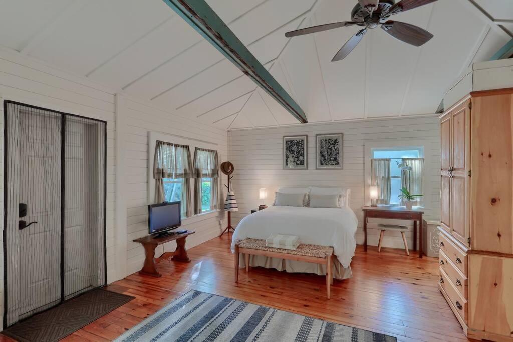 Petit Bijou guest home 1br 1bth with soaking pool view 2