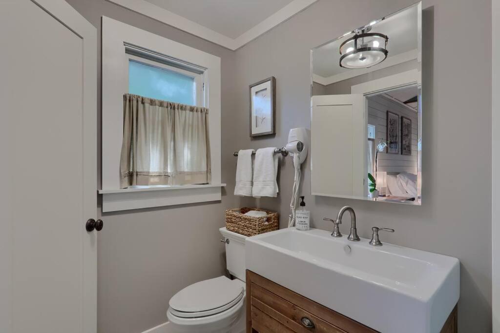 Petit Bijou guest home 1br 1bth with soaking pool view 3