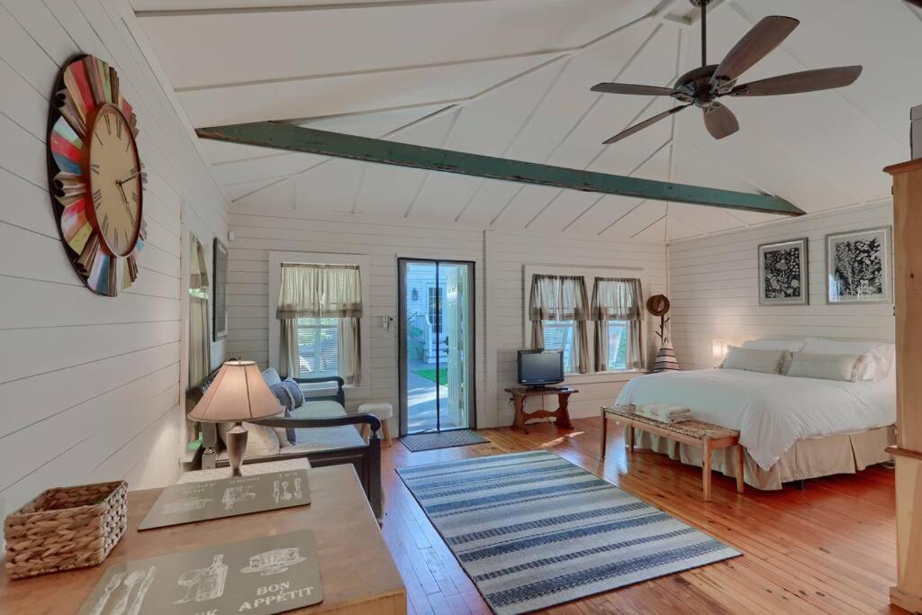Petit Bijou guest home 1br 1bth with soaking pool view 4
